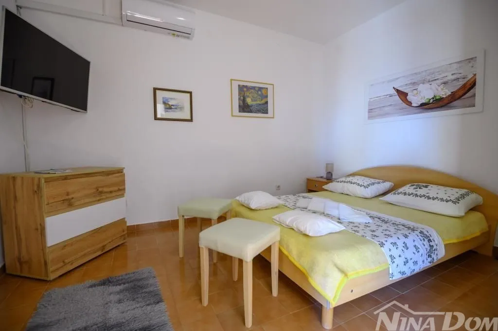 apartmanska kuća s lijepom i velikom okućnicom 80 metara do mora - slika 17