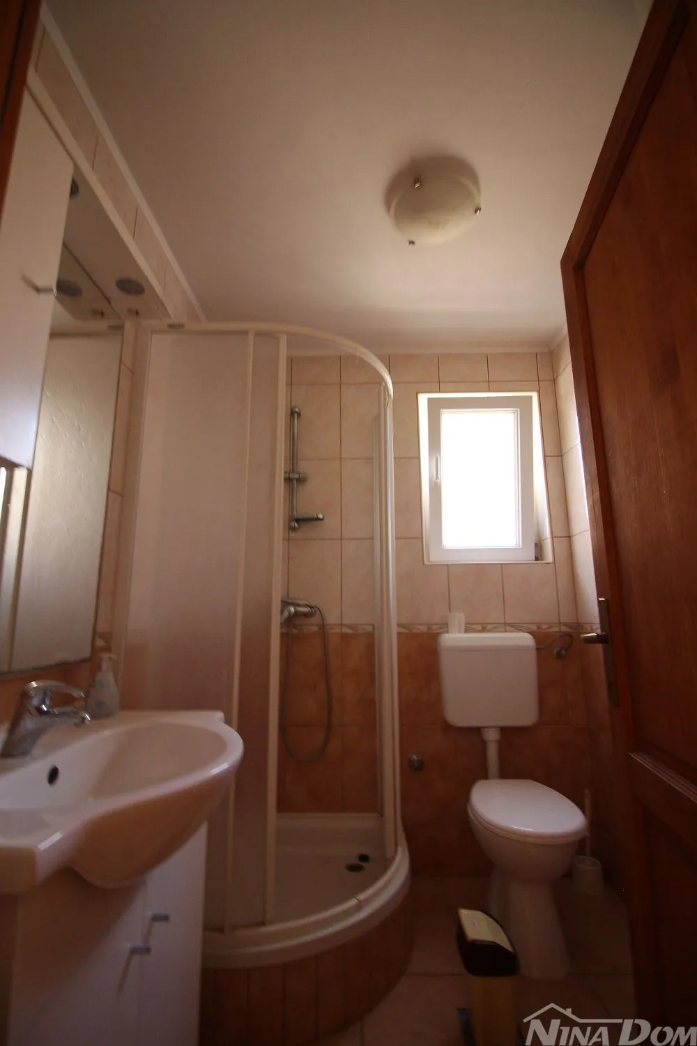 kuća dvojnica s dva lijepa odvojena apartmana 50 metara do mora. - slika 9