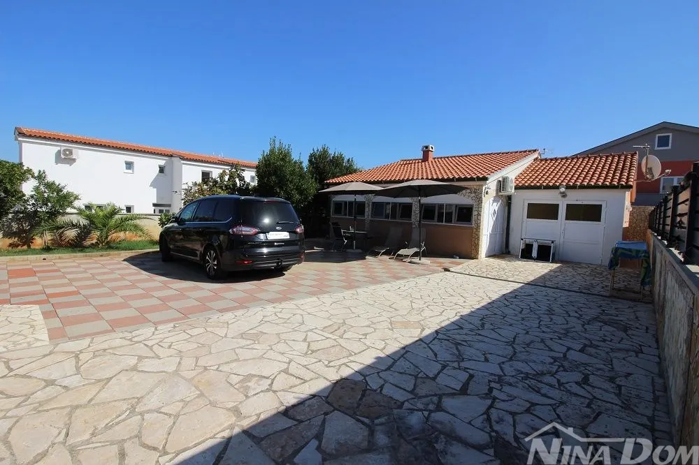Kuća prizemnica s garažom, drugi red do mora - Vir, Vir