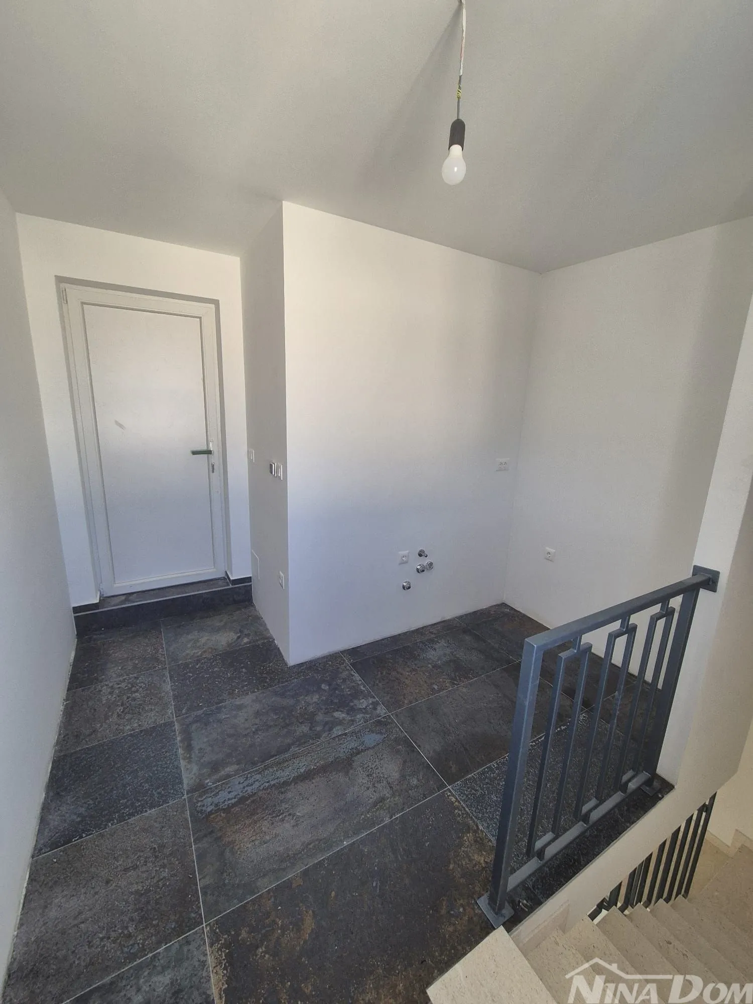villa blizini mora, s bazenom u prizemlju i na krovnoj terasi. - slika 17