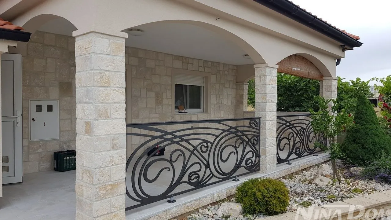 južna strana otoka vira 300 metara od plaže jadro - slika 10