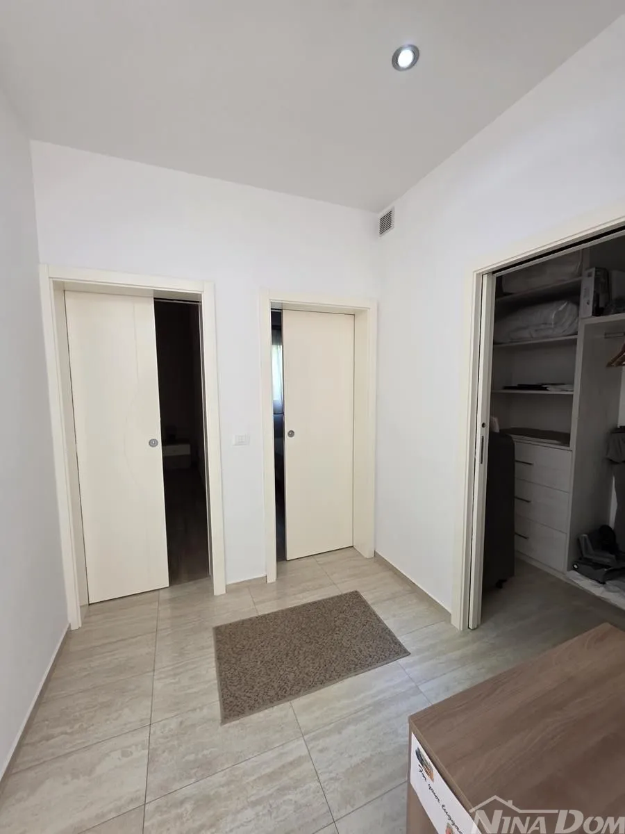 brodarica luksuzna kuća sa dva odvojena stana i pomoćnim objektom - slika 11