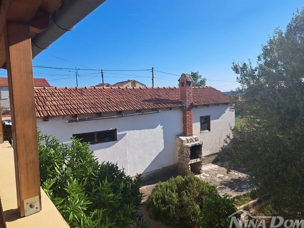 samostojeća kuća visokoprizemlje, dvorište i garaža. - slika 17
