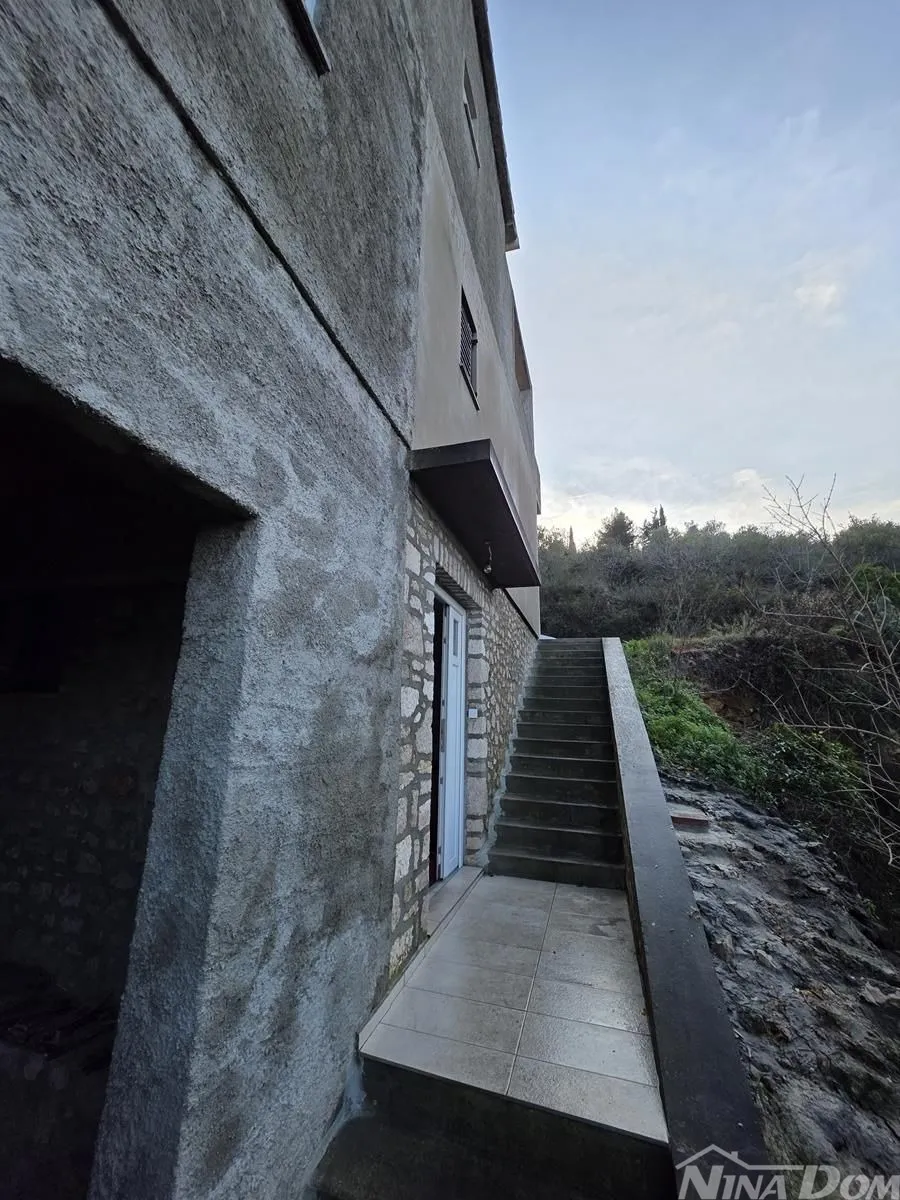 kali kuća sa tri odvojena stana i panoramskim pogledom - slika 14