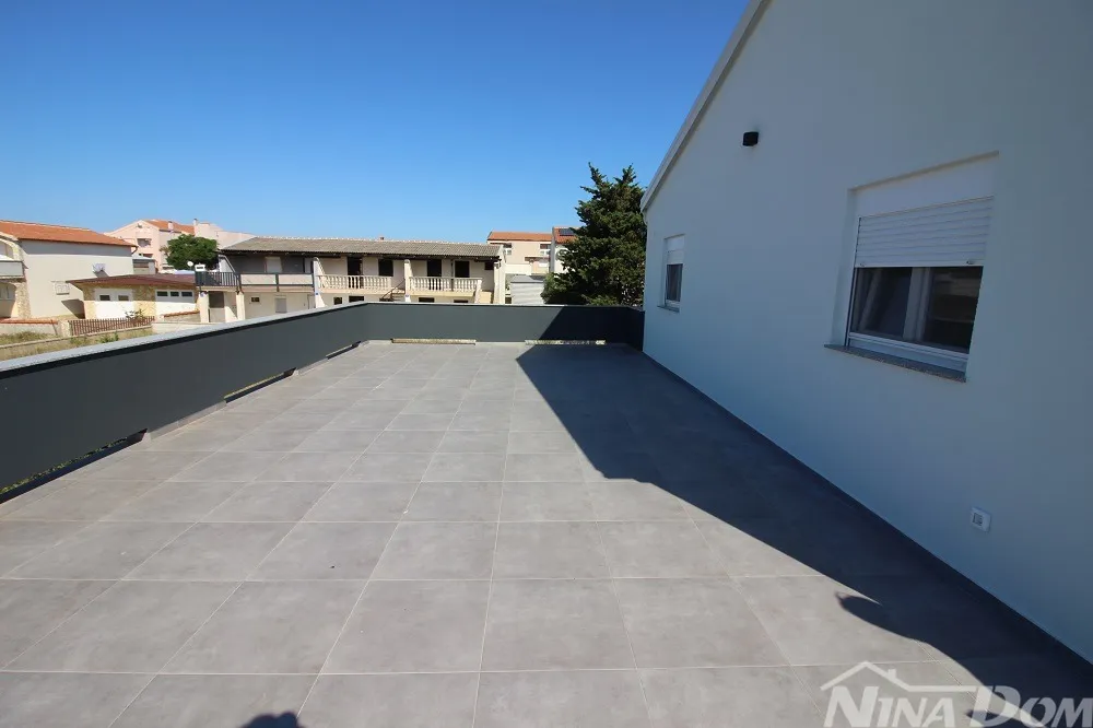 apartman 80 metara od mora – 1 kat s garažom - slika 2