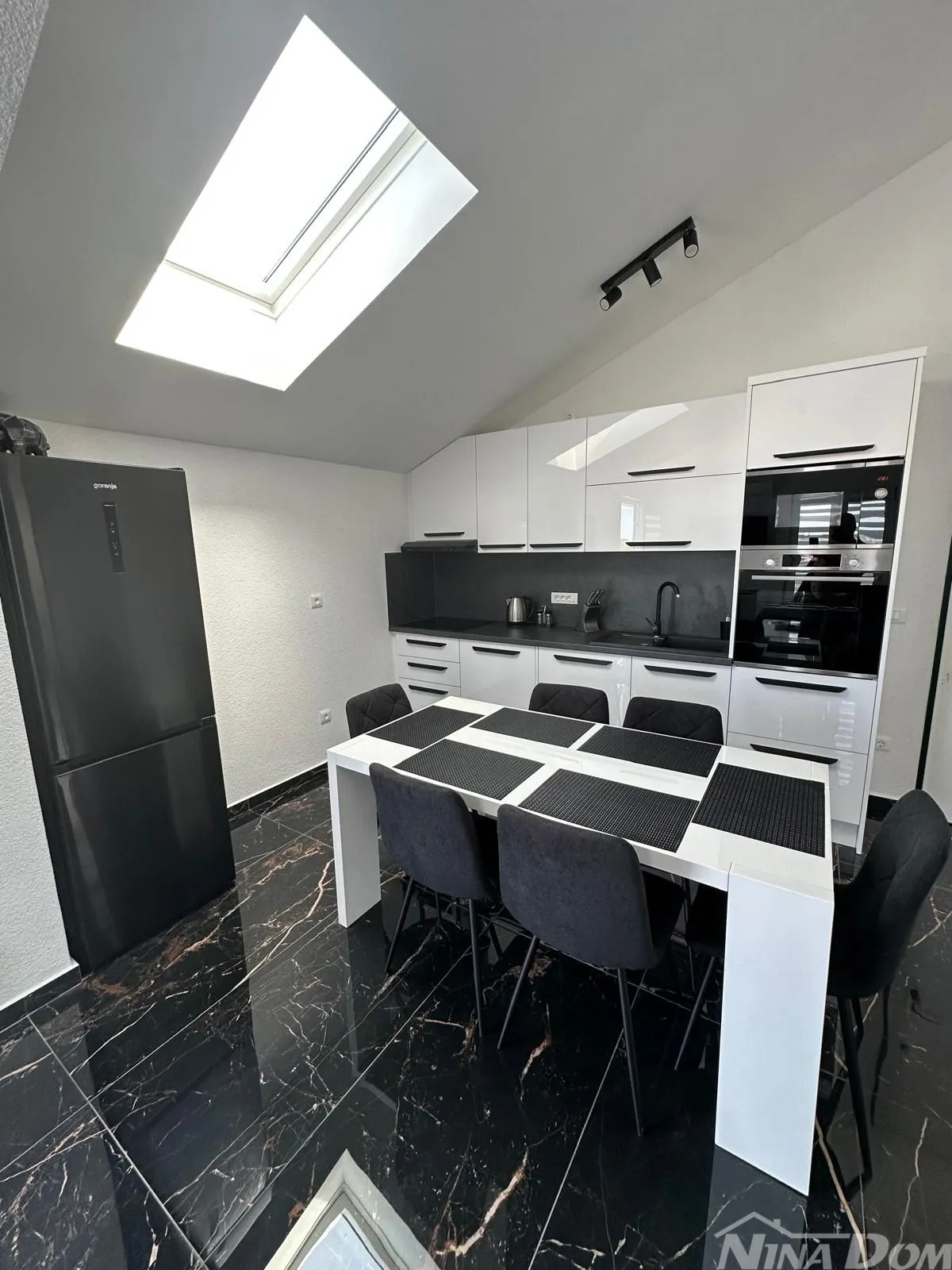 apartman na lijepoj lokaciji s dva parkirna mjesta i podrumom. - slika 5