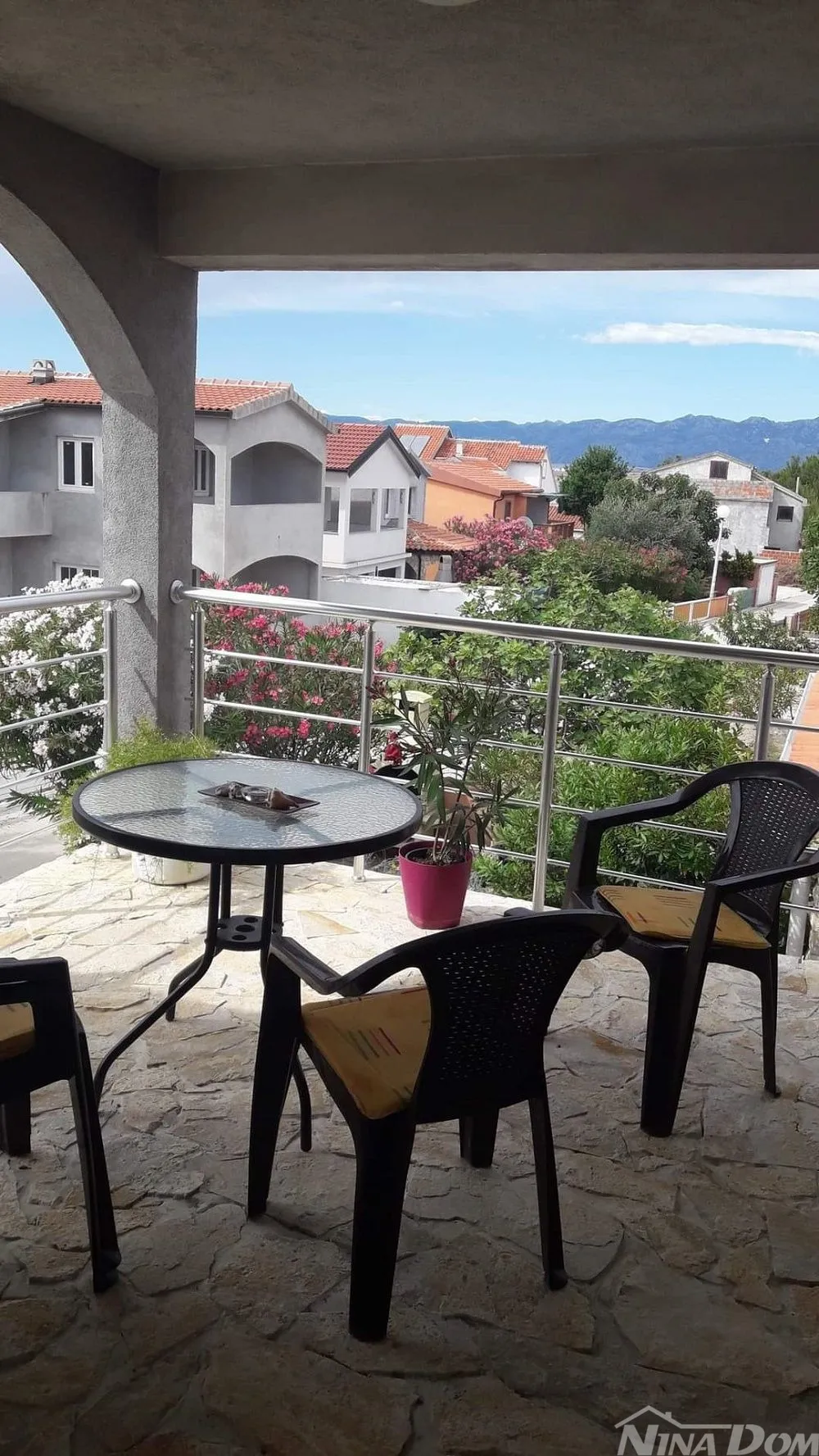 nekretnina s 4 apartmana, krovna terasa s pogledom na more i velebit. - slika 5