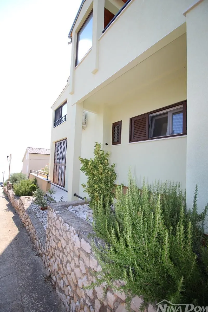 otok ugljan guduće drugi red od mora - slika 27