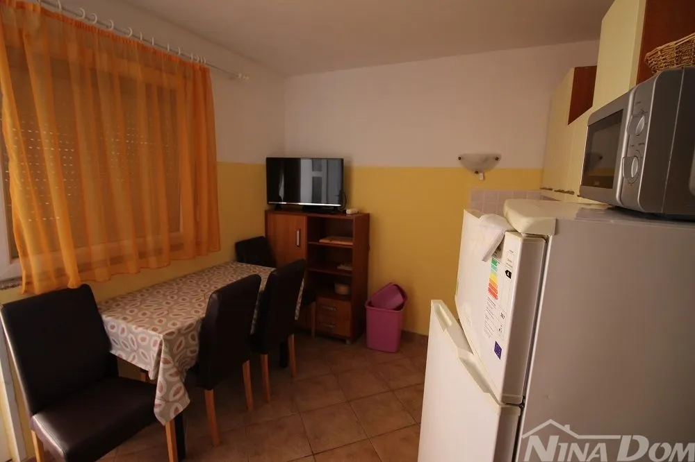 kuća dvojnica s dva lijepa odvojena apartmana 50 metara do mora. - slika 10