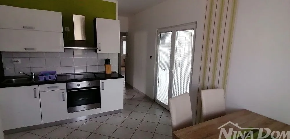 prizemlje kuće s dijelom dvorišta, južna strana 400 met. do mora - slika 7