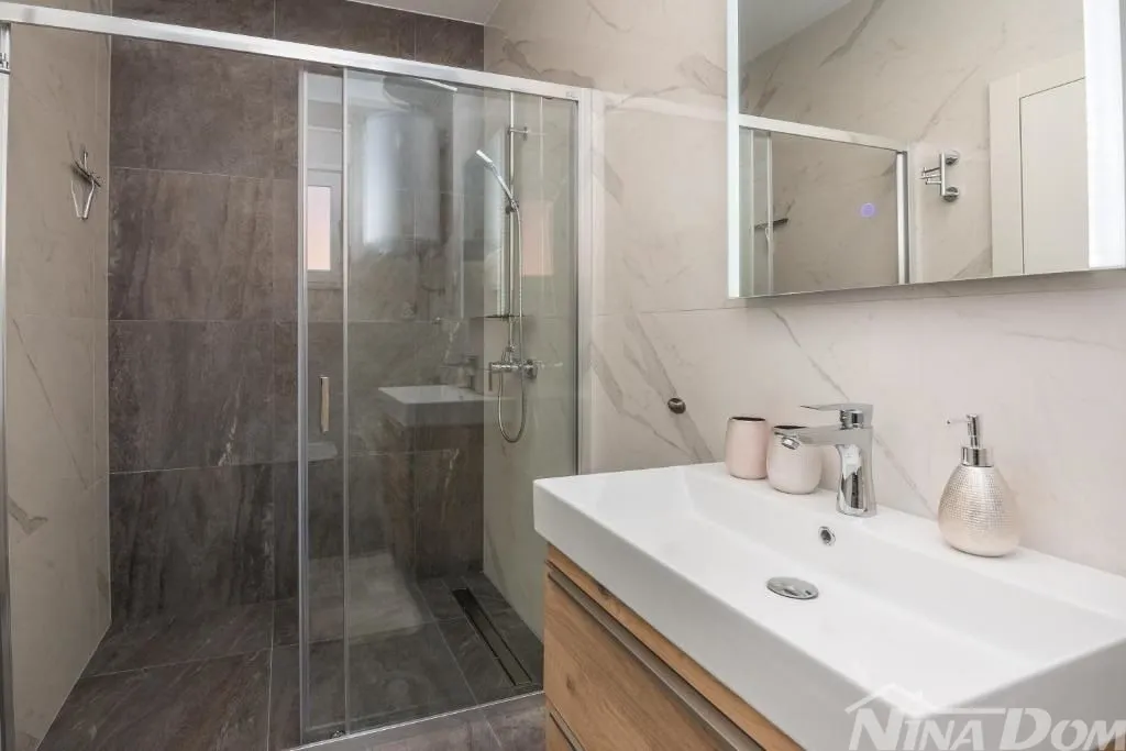 apartmanska kuća 150 metara do mora - slika 12