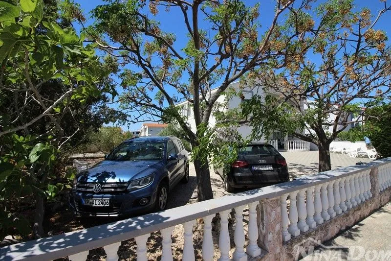 lijepo uređena nekretnina, s dva stana , garaža s okućnicom - slika 3