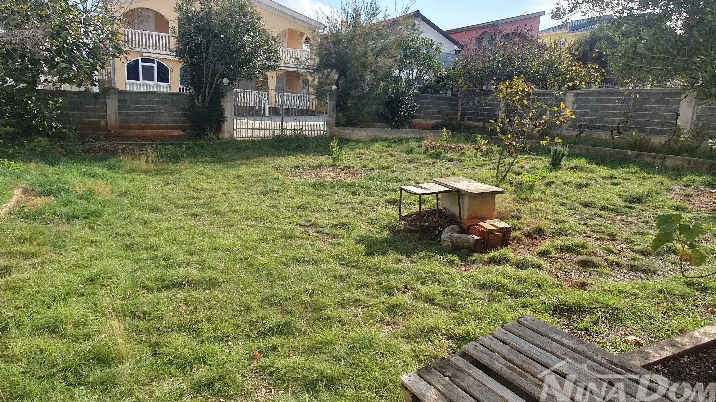 obiteljska nekretnina s lijepim dvorištem i garažom - slika 26