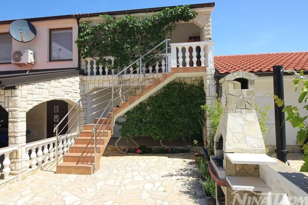 kuća u nizu, s dva stana od mora i plaže 60 metara. - slika 3