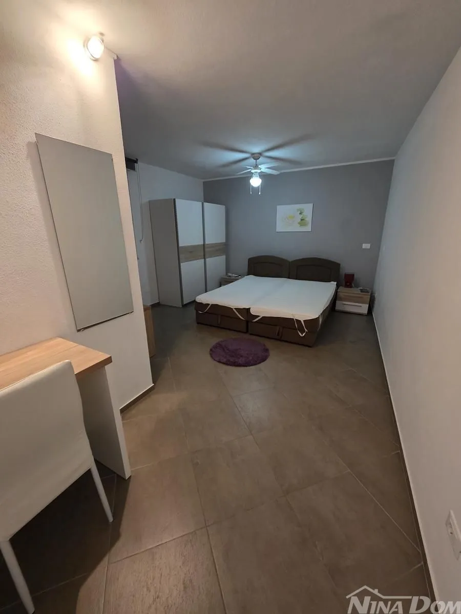 brodarica luksuzna kuća sa dva odvojena stana i pomoćnim objektom - slika 23