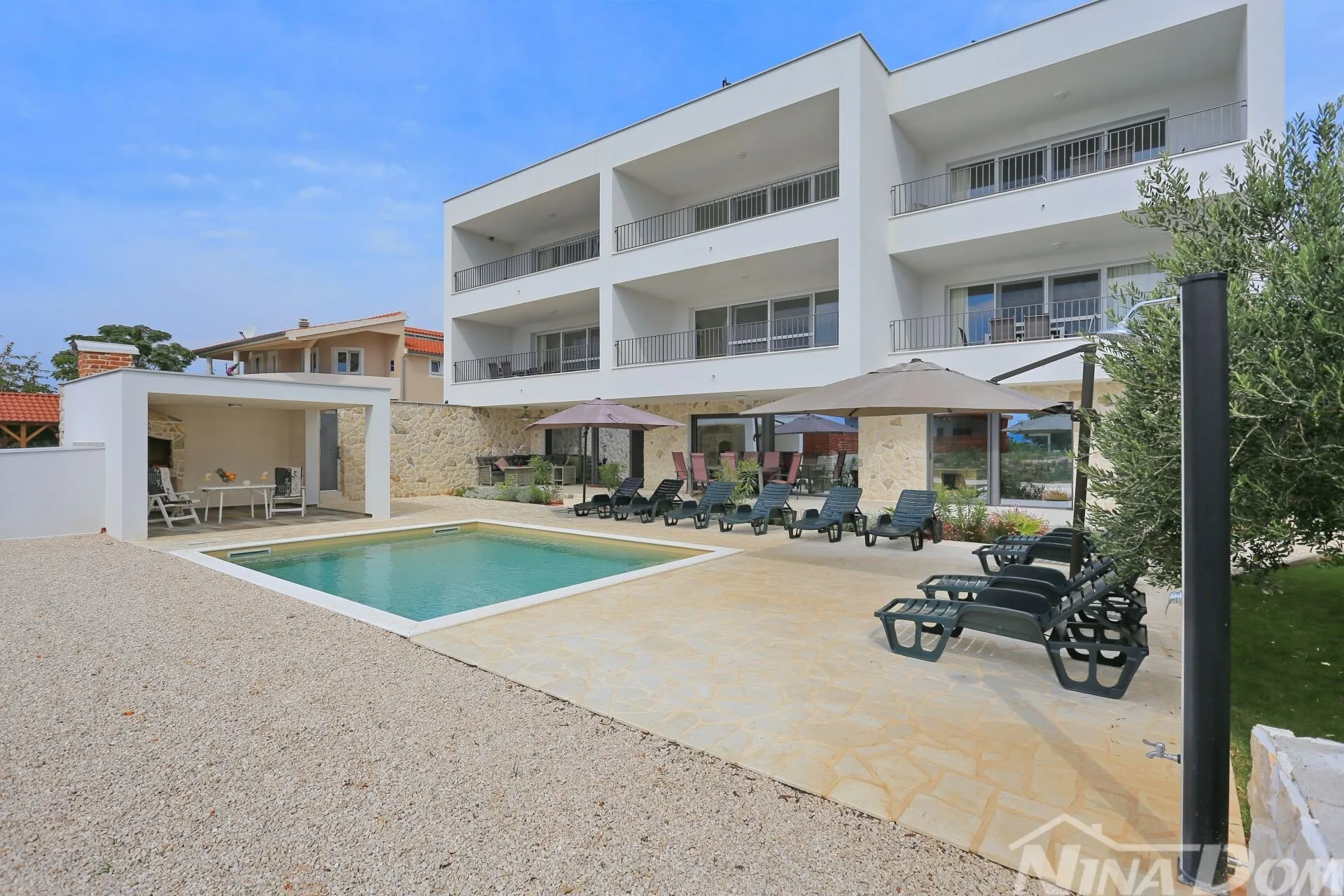 sukošan dvosoban komforan namješten apartman - slika 3