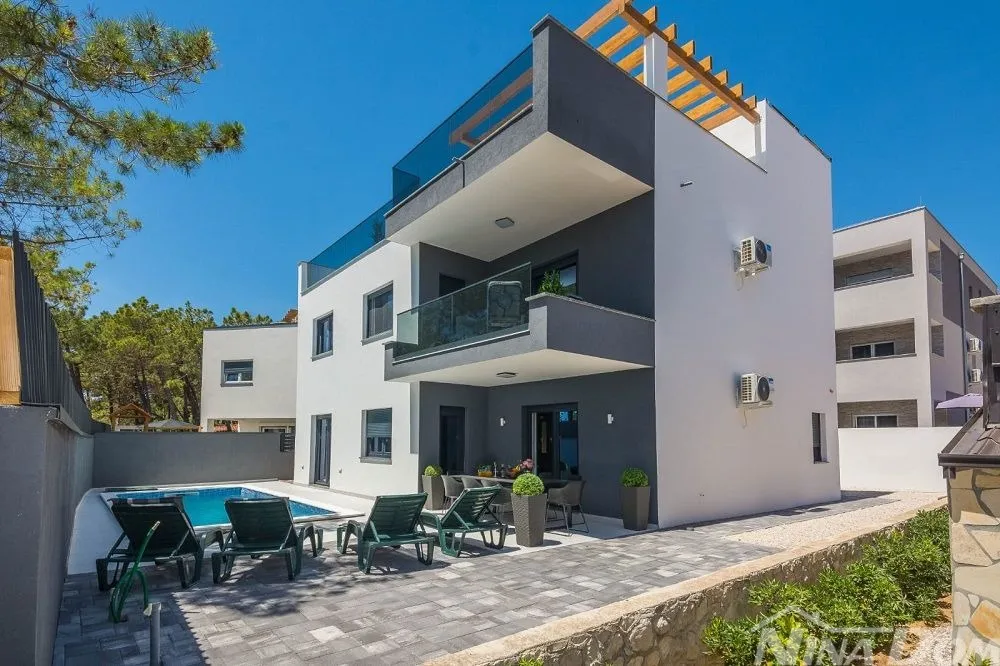 villa u blizini centra, opremljena s bazenom i krovnom, terasom - slika 25
