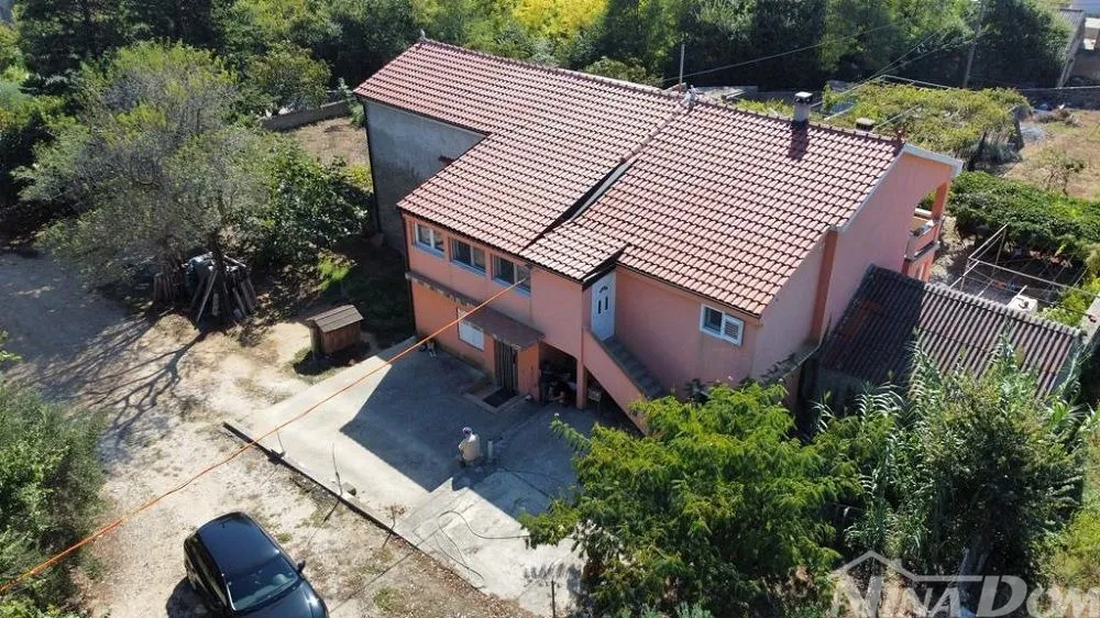 obiteljska nekretnina s lijepim maslinikom i vinogradom - slika 4