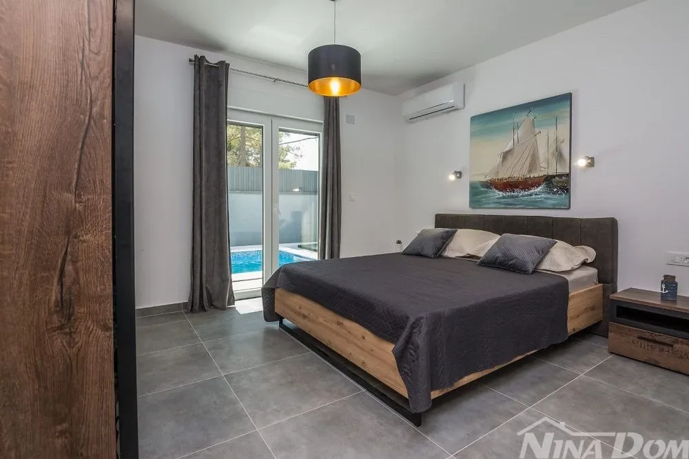 villa u blizini centra, opremljena s bazenom i krovnom, terasom - slika 18