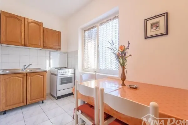 apartmanska kuća s lijepom i velikom okućnicom 80 metara do mora - slika 23