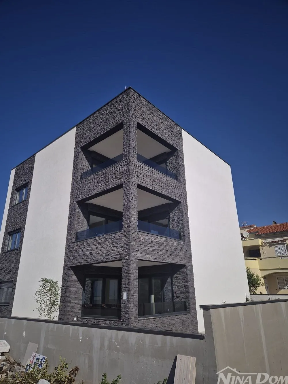 Novogradnja, lijepo uređeni apartmani južna strana - Vir, Vir