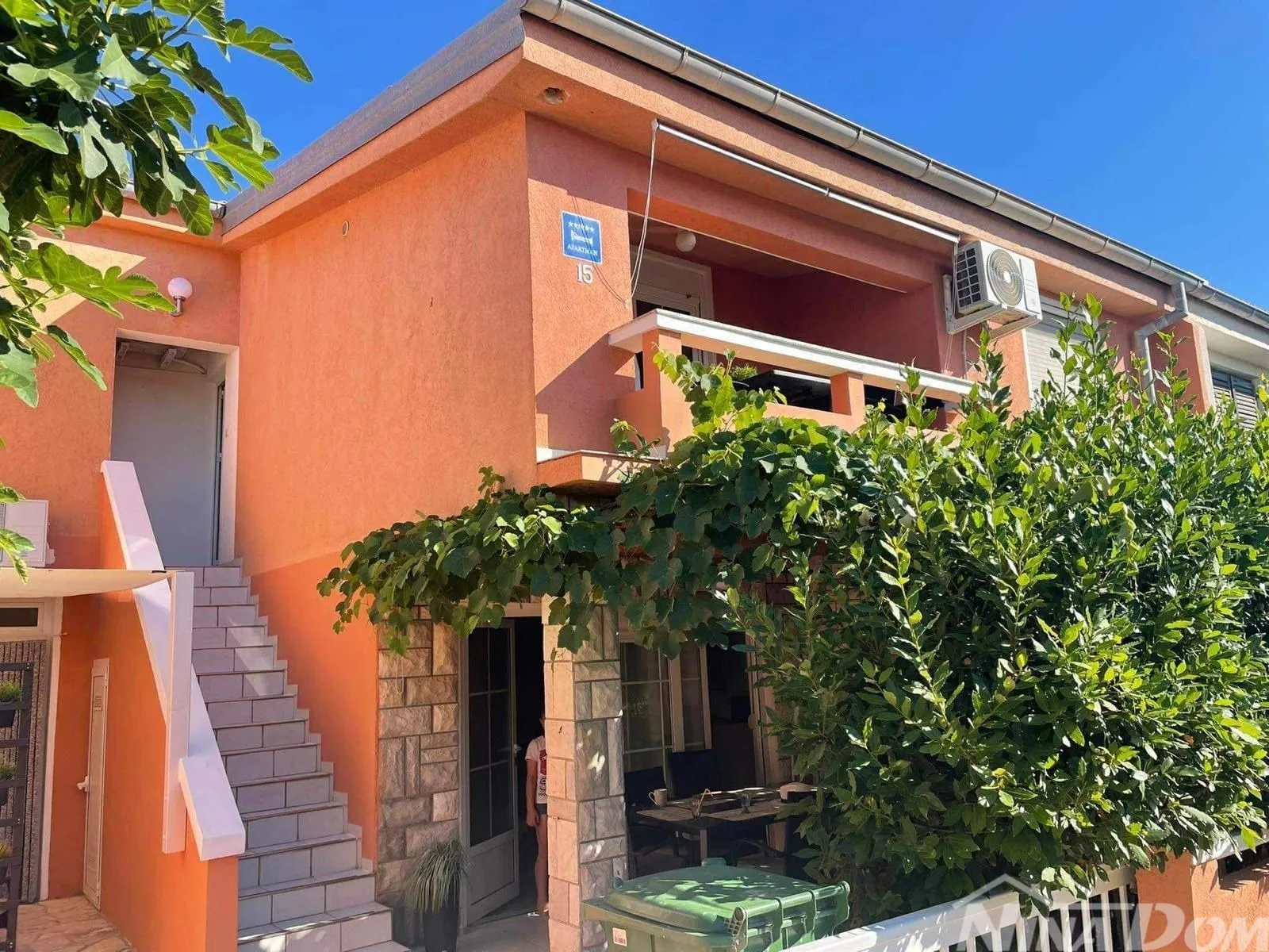 Apartmanska kuća s 4 apartmana i građevinskom parcelom 60 met.do mora. - Vir, Vir