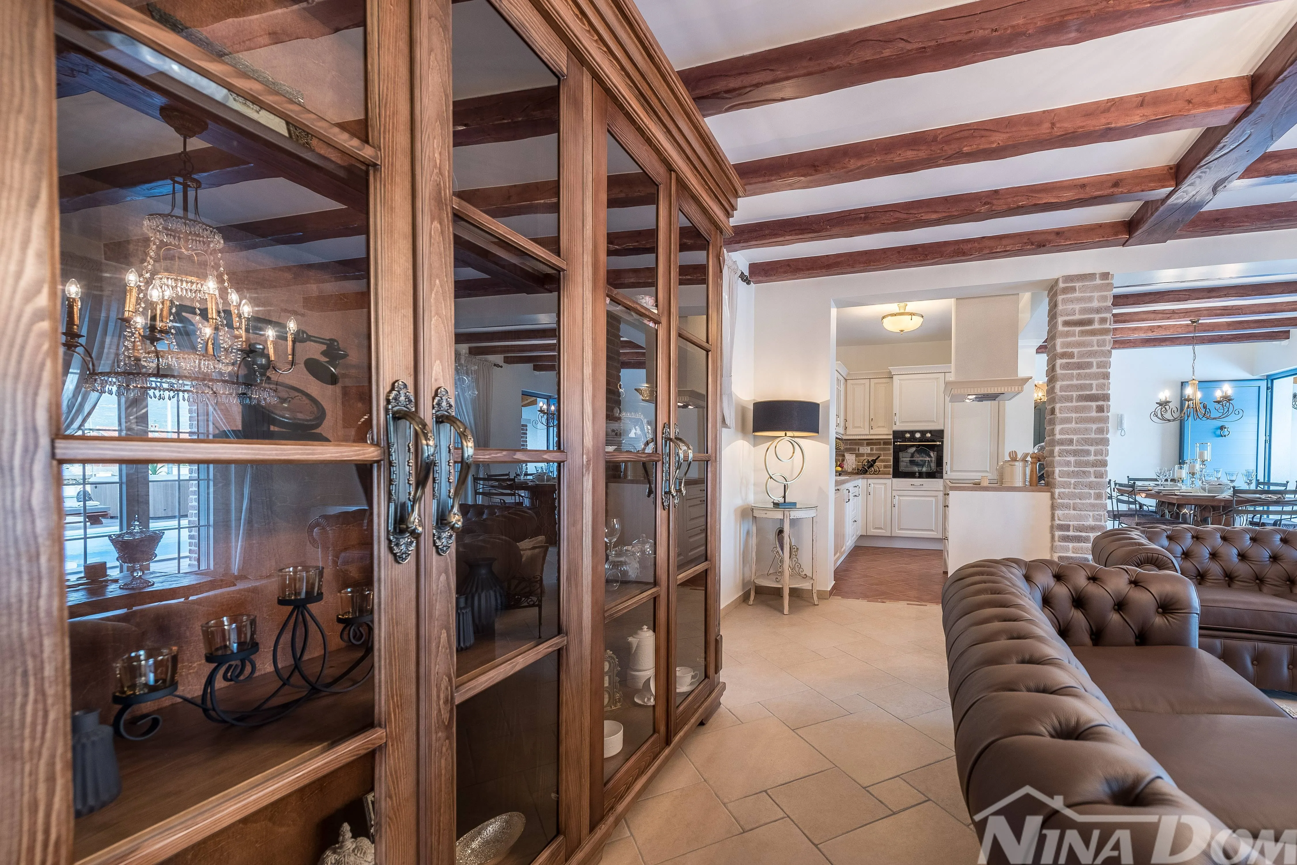luksuzna villa s bazenom i teniskim terenom - slika 2