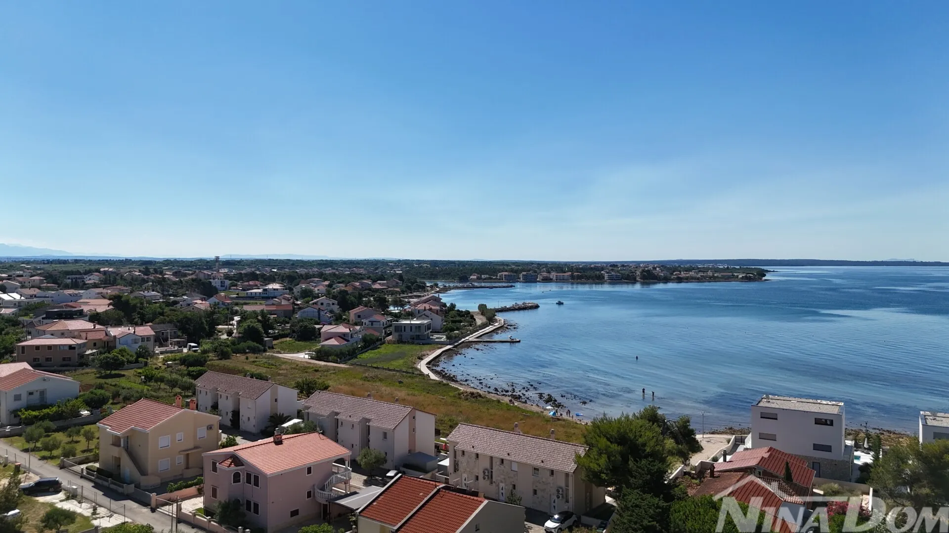 luksuzan trosoban stan s velikom okučnicom i bazenom i 100 m od mora - slika 9