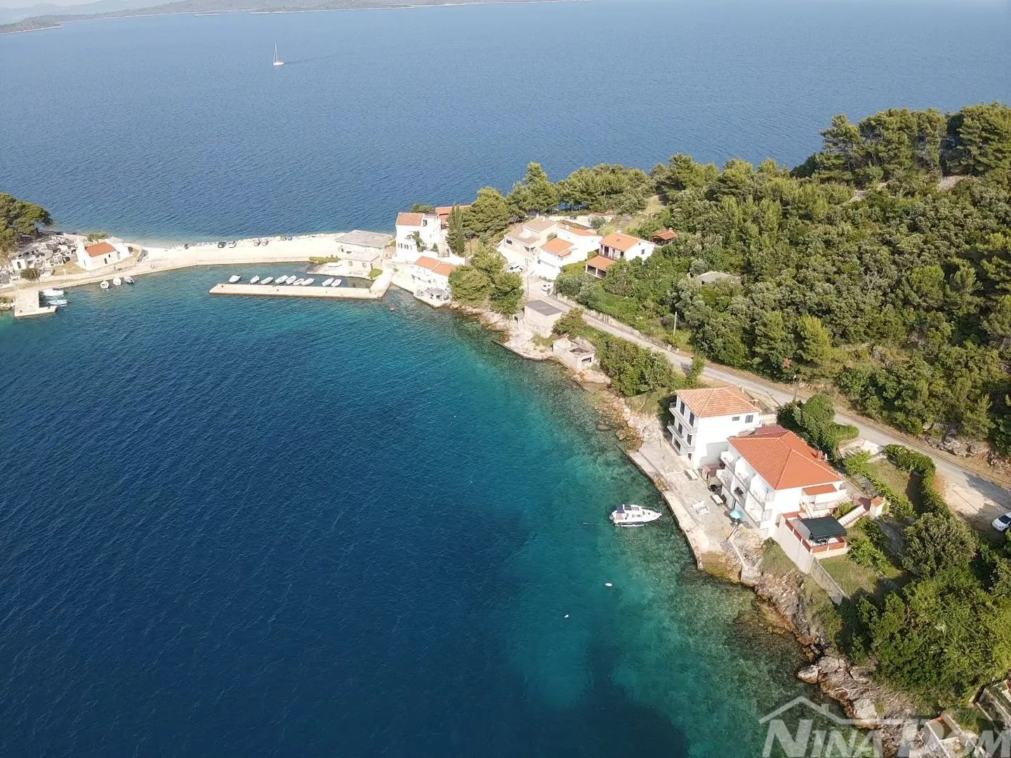 Prvi red apartmanska kuća Savar Dugi otok - Savar, Sali
