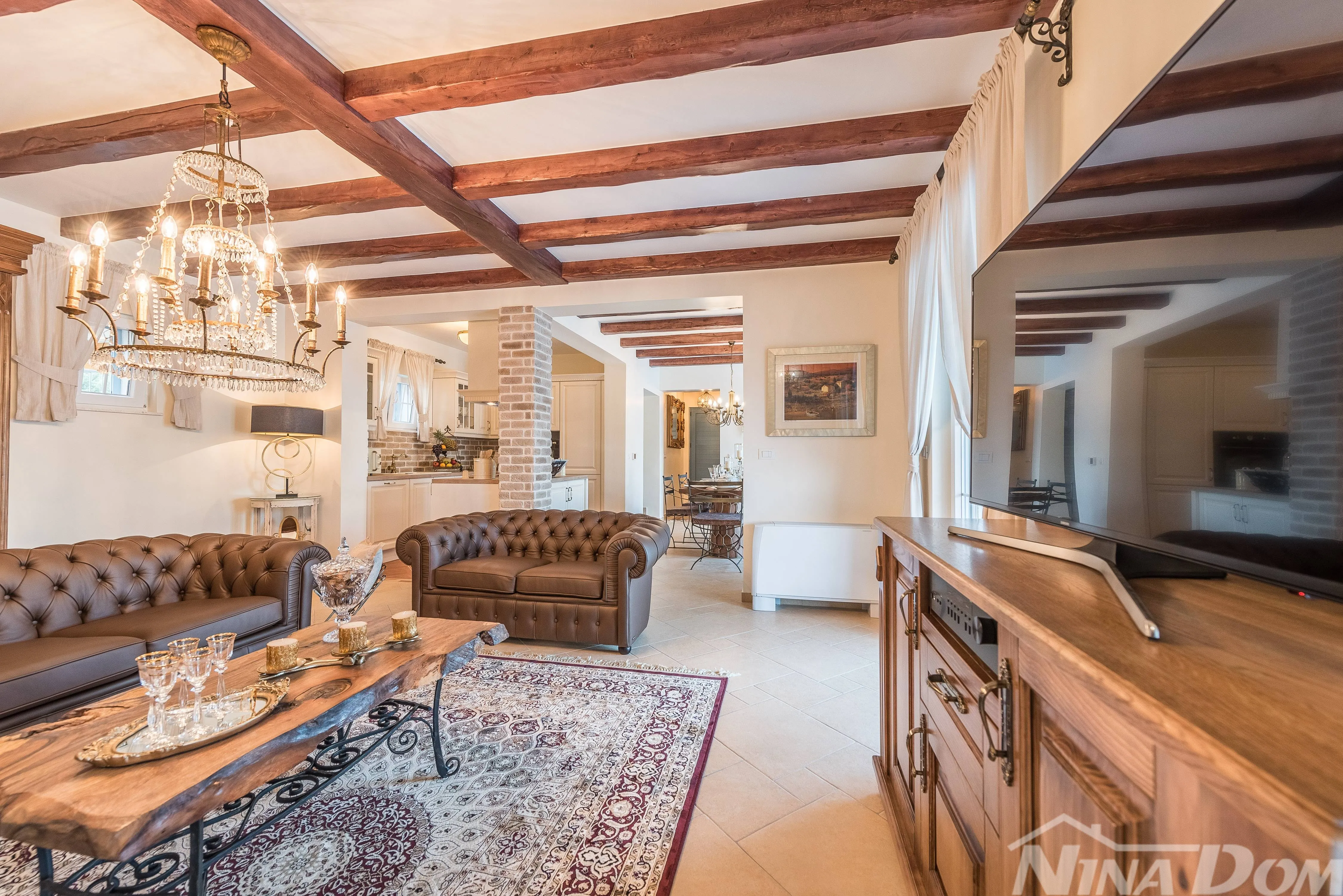 luksuzna villa s bazenom i teniskim terenom - slika 1