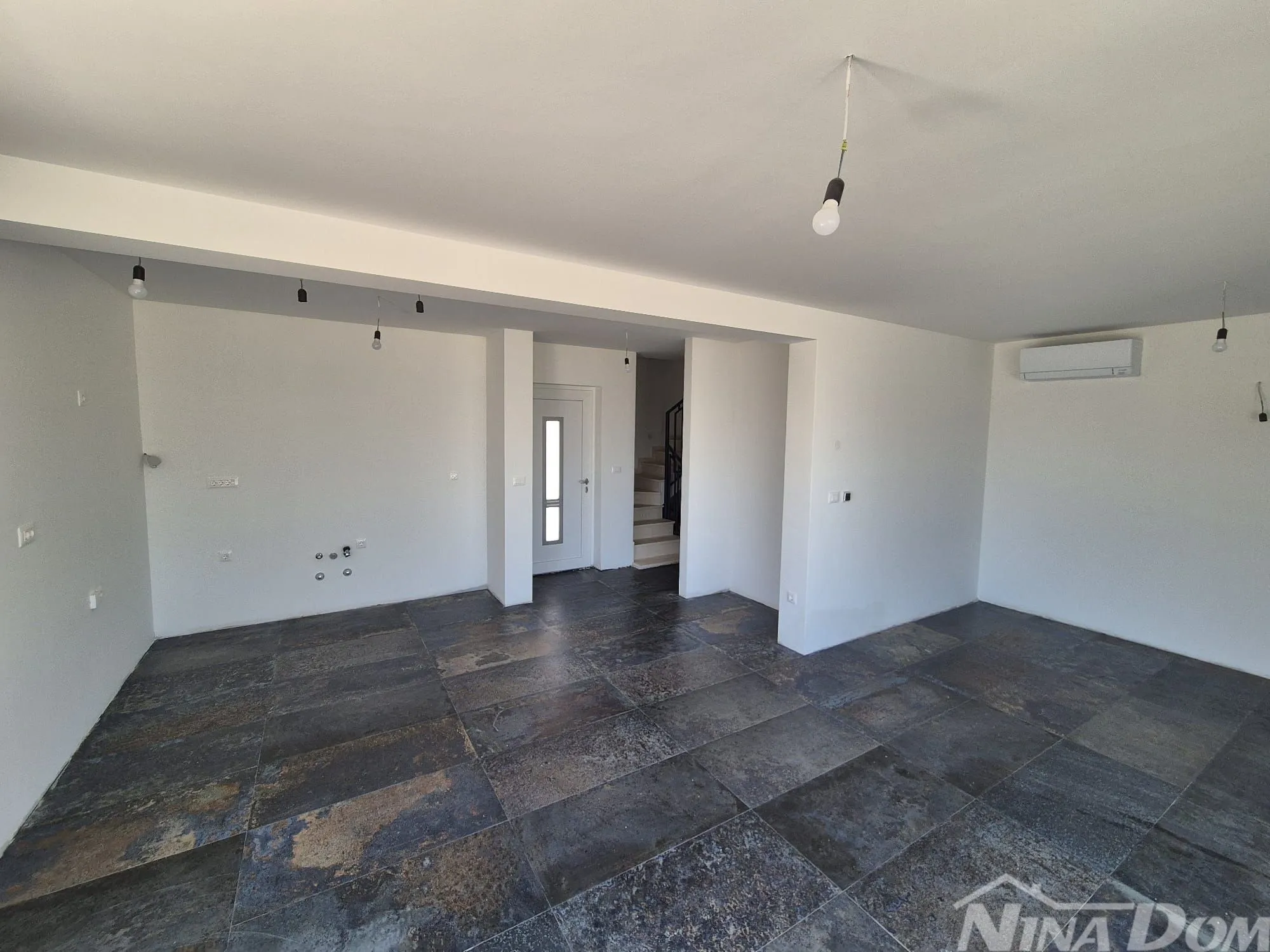 villa blizini mora, s bazenom u prizemlju i na krovnoj terasi. - slika 8