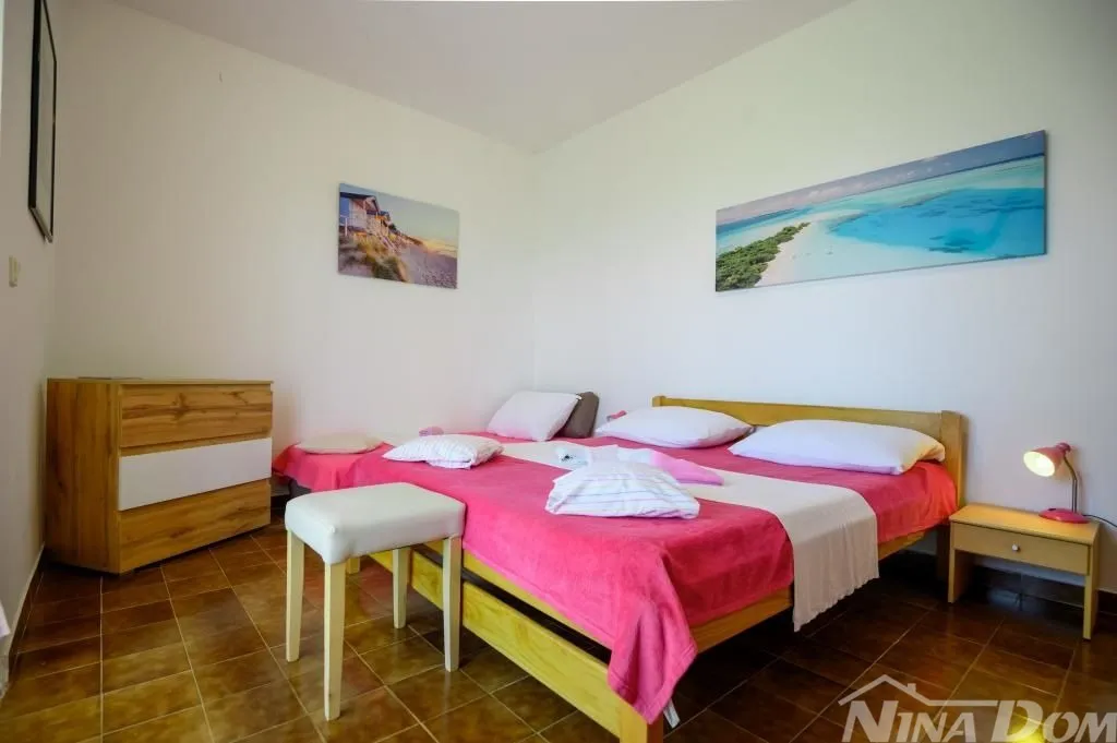 apartmanska kuća s lijepom i velikom okućnicom 80 metara do mora - slika 10