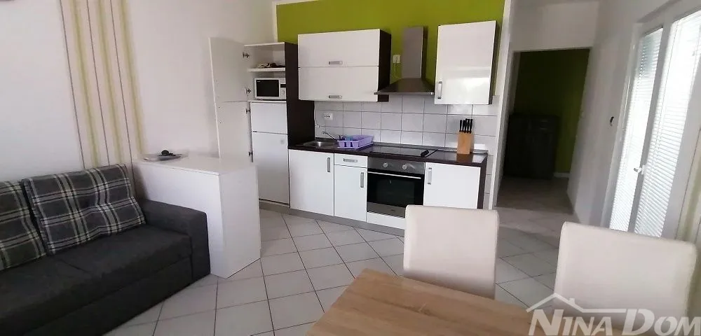 prizemlje kuće s dijelom dvorišta, južna strana 400 met. do mora - slika 9