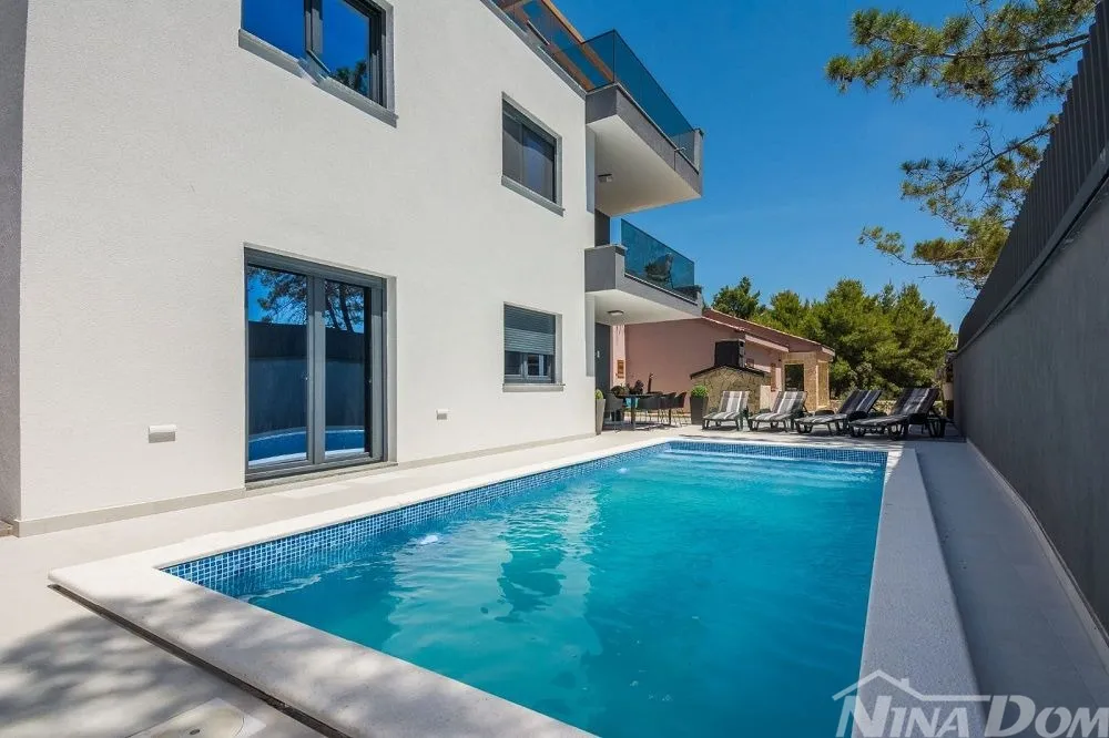 villa u blizini centra, opremljena s bazenom i krovnom, terasom - slika 26