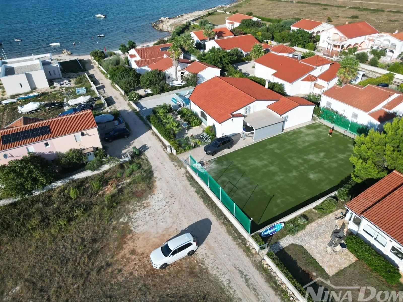 Nekretnina s velikom okućnicom,teniskim terenom,bazenom, 45 m od mora - Vir, Vir