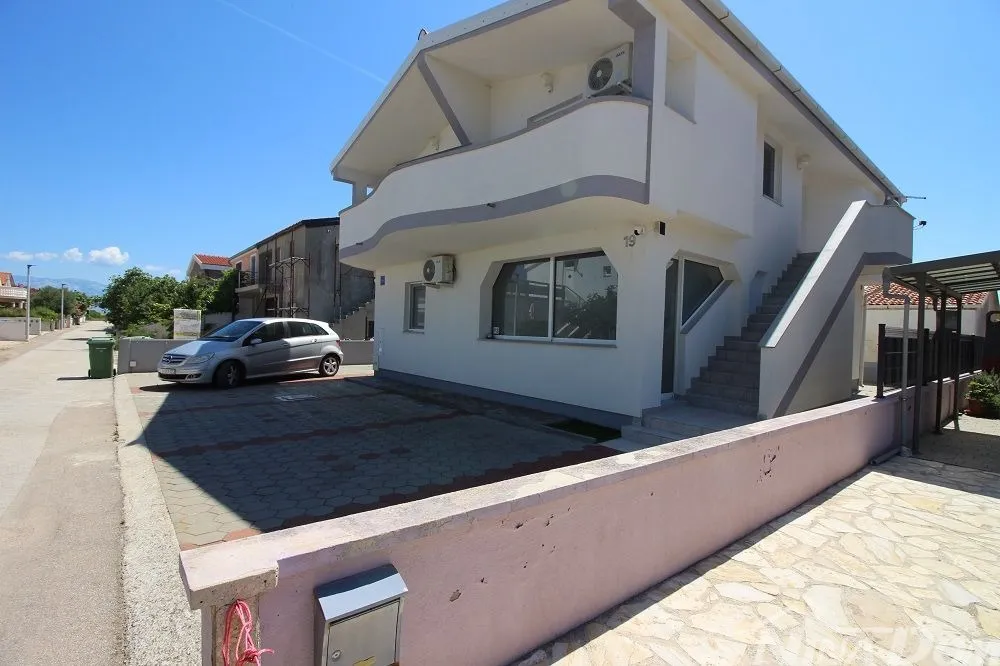 Prizemlje kuće s dijelom dvorišta, južna strana 400 met. do mora - Vir, Vir