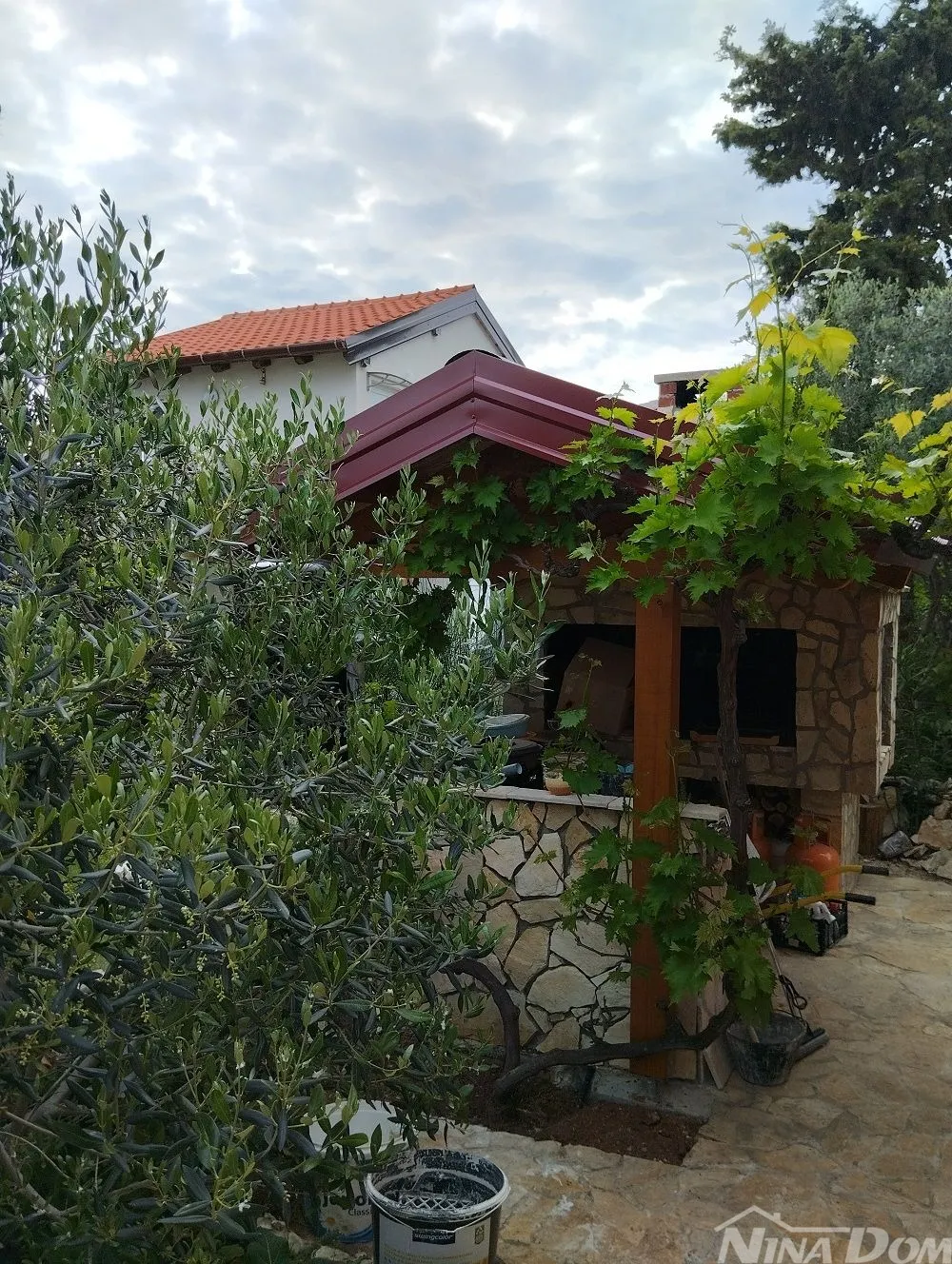 južna strana otoka vira, s dosta zelenila- - slika 6