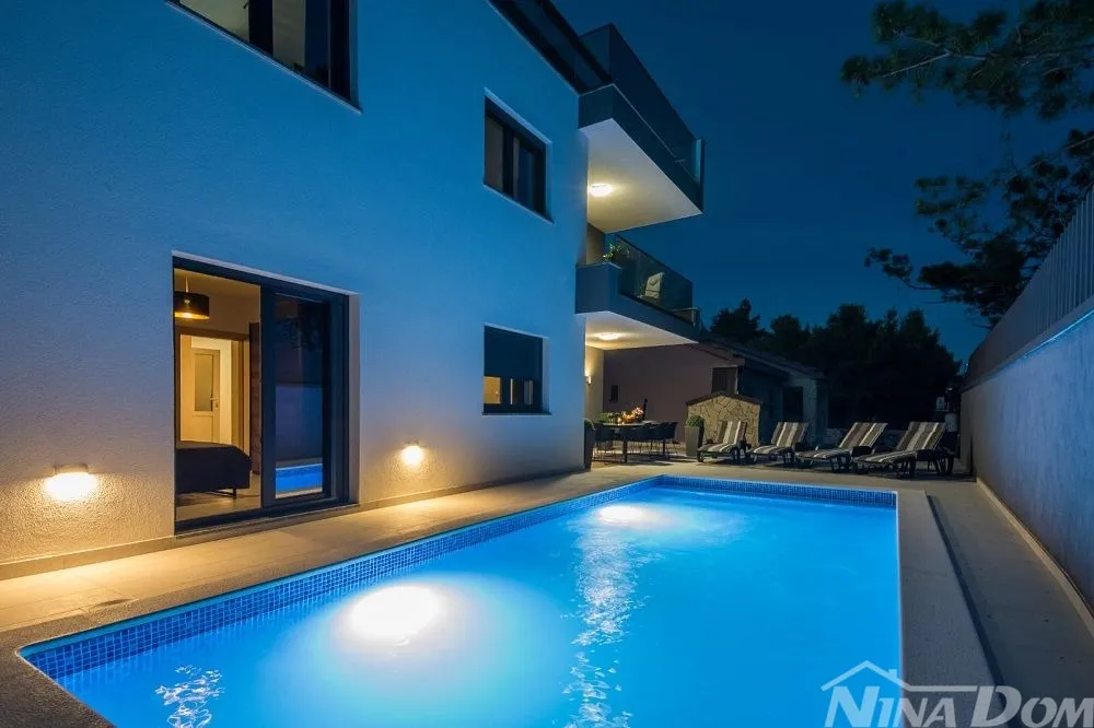 villa u blizini centra, opremljena s bazenom i krovnom, terasom - slika 27