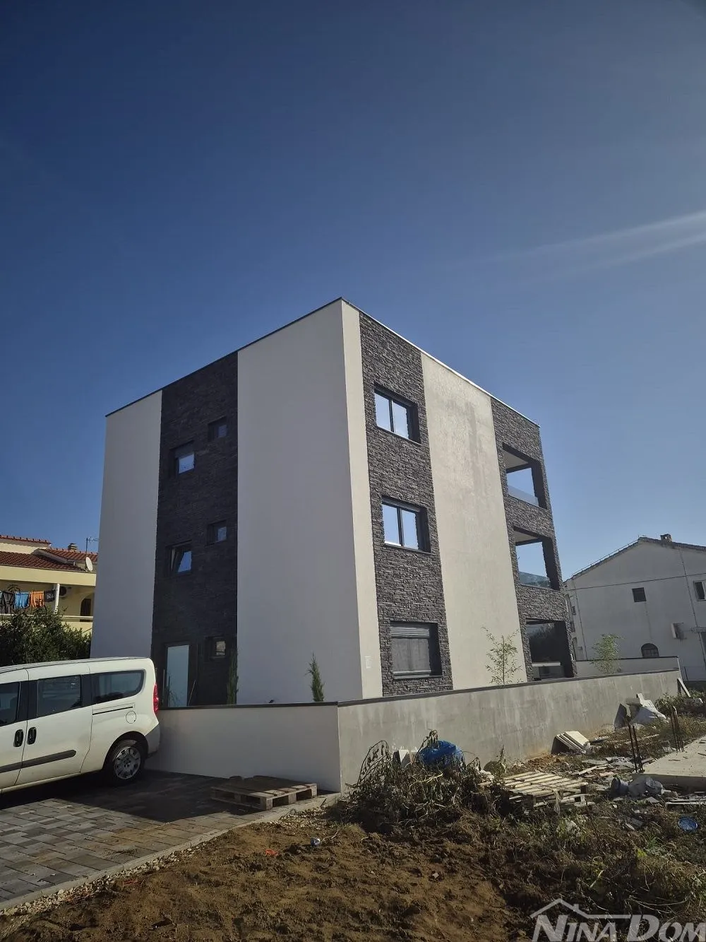 novogradnja, lijepo uređeni apartmani južna strana - slika 23