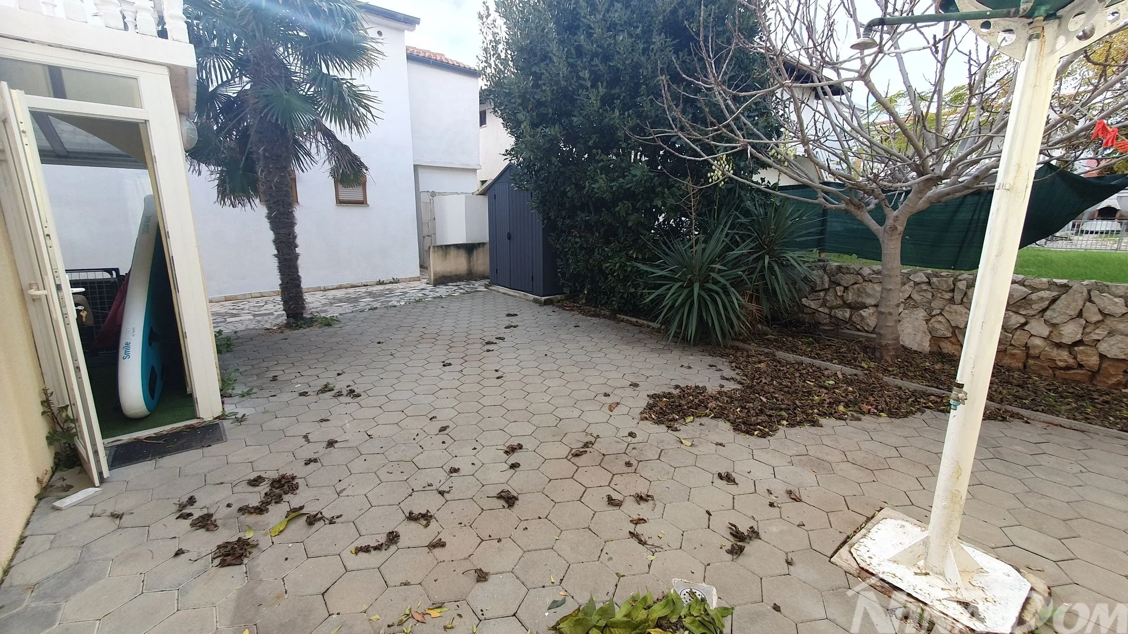 južna strana otoka vira 200 metara do mora - slika 13