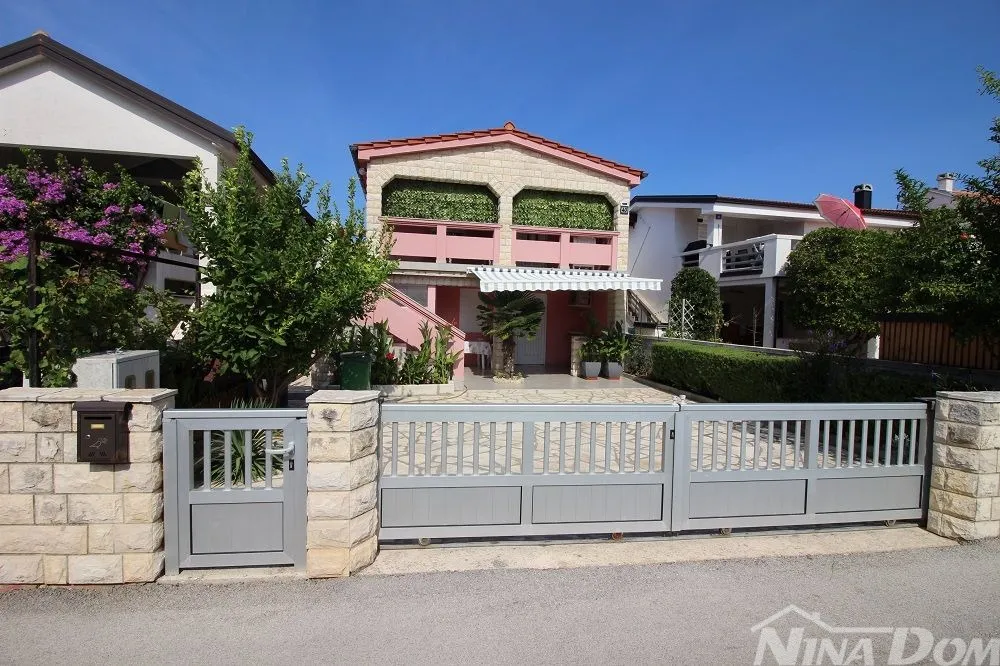 Samostojeća kuća južna strana s dva apartmana - Vir, Vir