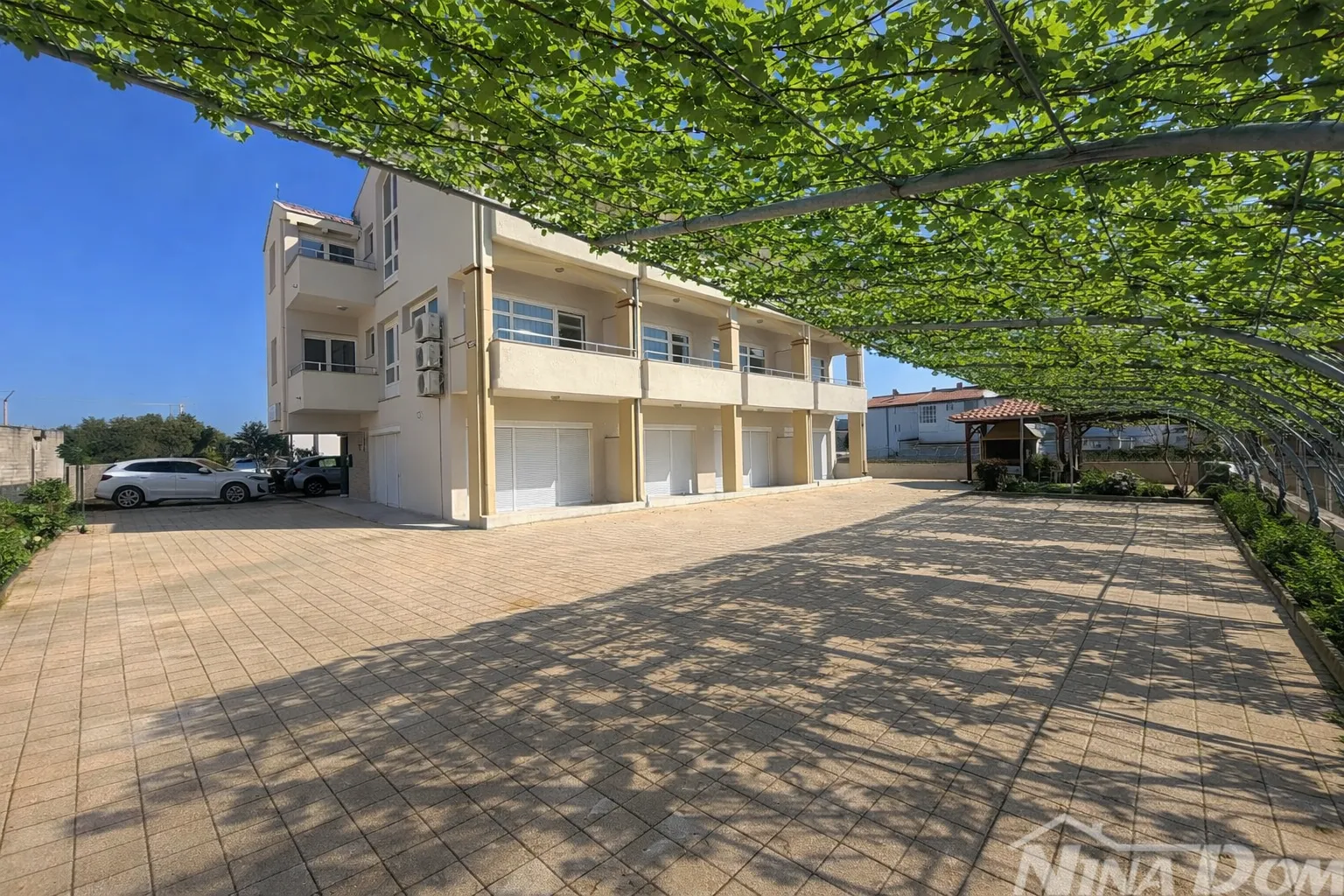 potencijalni mini hotel / apartmanska zgrada – sukošan 70 m od mora - slika 3