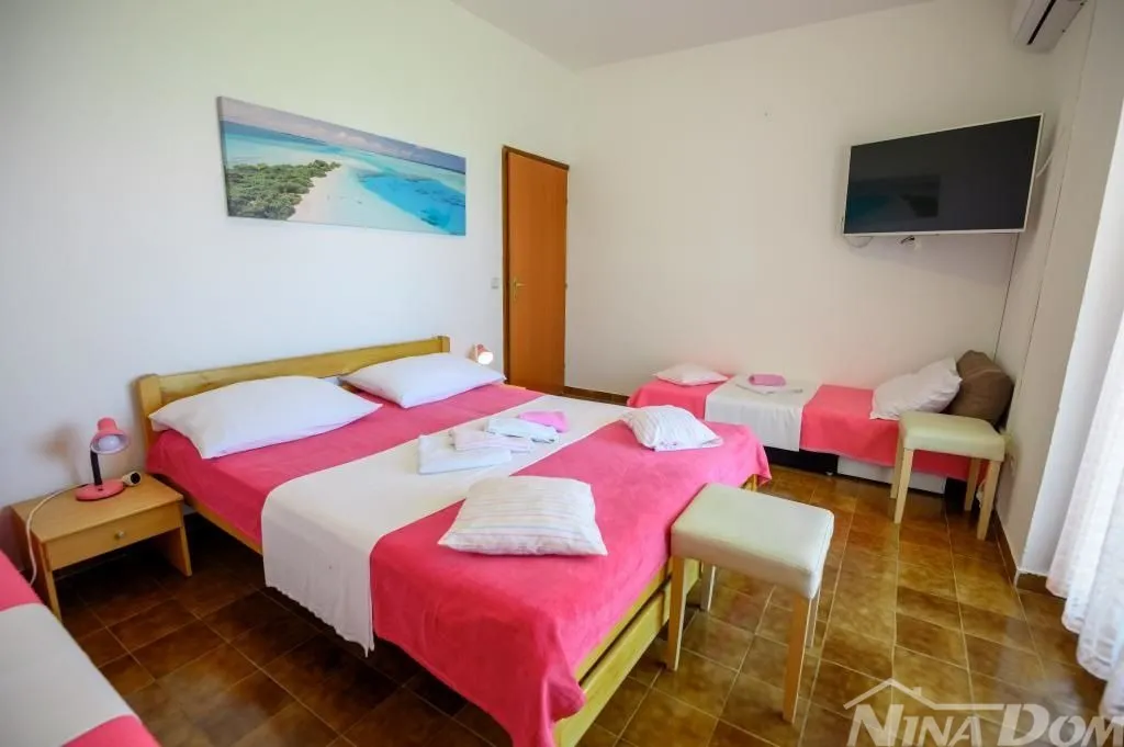 apartmanska kuća s lijepom i velikom okućnicom 80 metara do mora - slika 8
