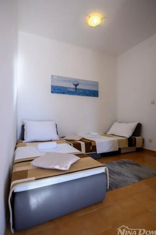 apartmanska kuća s lijepom i velikom okućnicom 80 metara do mora - slika 15
