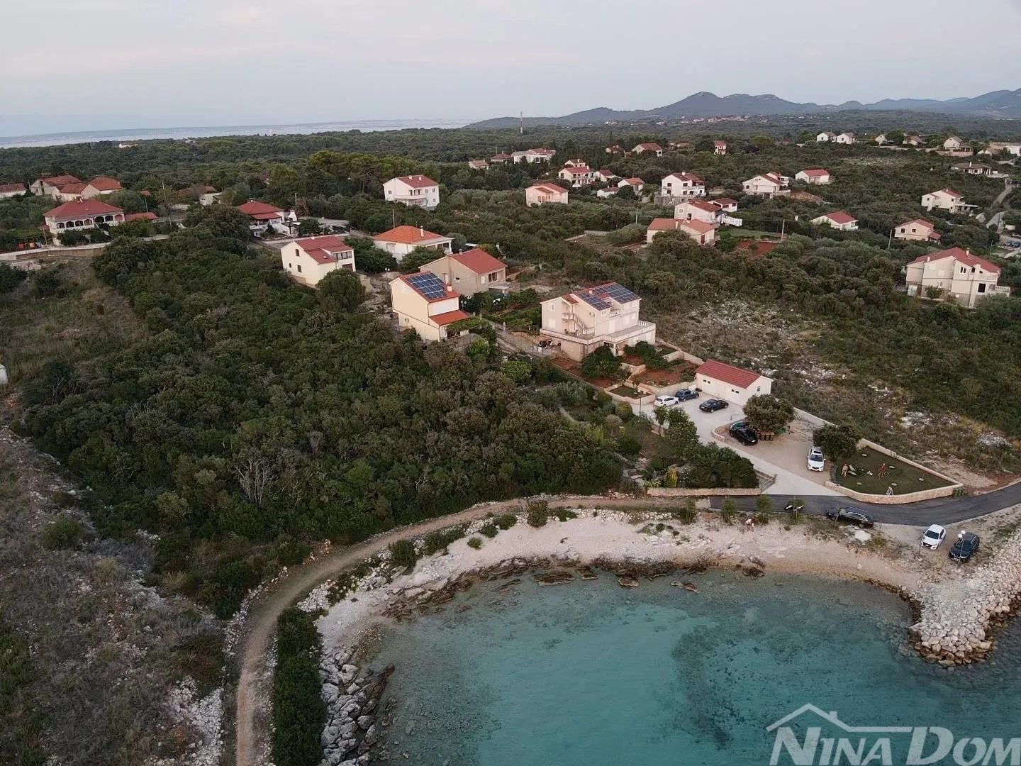 otok ugljan guduće drugi red od mora - slika 4
