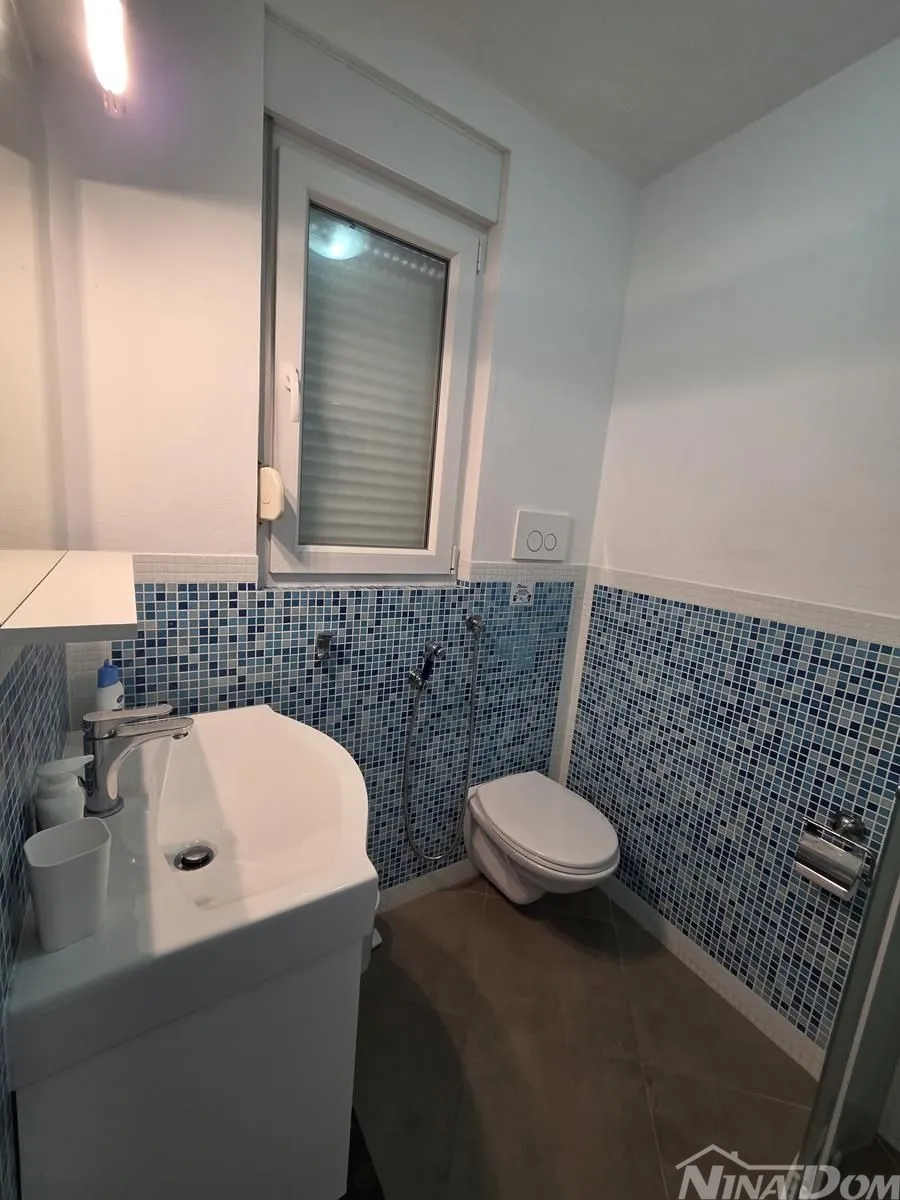brodarica luksuzna kuća sa dva odvojena stana i pomoćnim objektom - slika 27