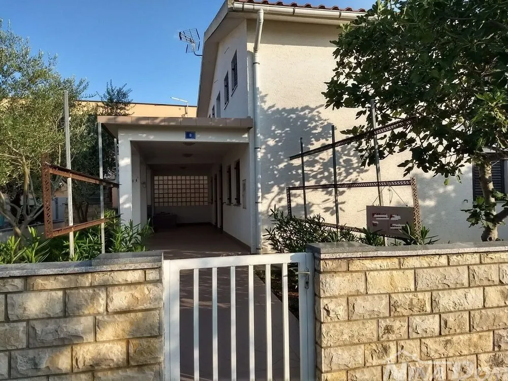 Obiteljska nekretnina s lijepom okućnicom. - Vir, Vir