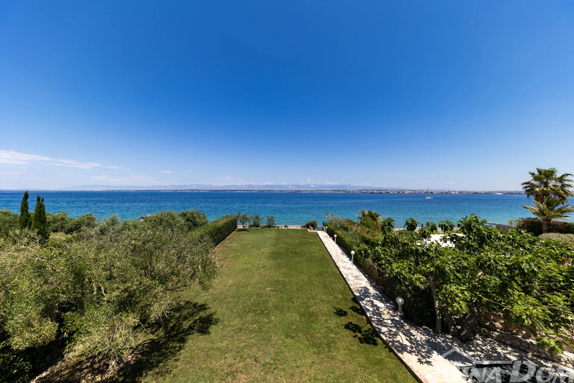luksuzna villa u 1. redu do mora – sutomišćica, otok ugljan - slika 9