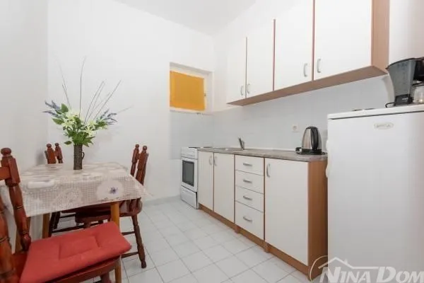 apartmanska kuća s lijepom i velikom okućnicom 80 metara do mora - slika 6