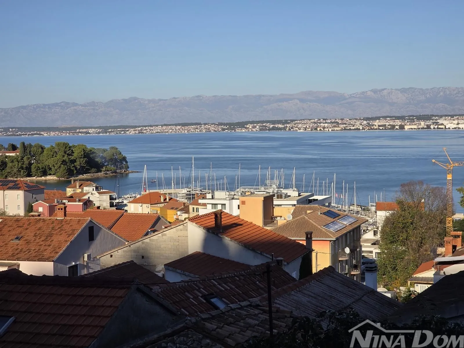 Preko otok Ugljan apartmanska kuća sa pet stambenih jedinica započeta gradnja - Preko, Preko